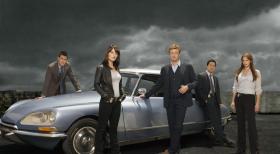 (2. Staffel) - Gemeinsam versuchen sie, komplizierte Mordfälle zu lösen: Wayne Rigsby (Owain Yeoman, l.), Teresa Lisbon (Robin Tunney, 2.v.l.), Patrick Jane (Simon Baker, M.), Kimball Cho (Tim Kang, 2.v.r.) und Grace Van Pelt (Amanda Righetti, r.) ... © Warner Bros. Television