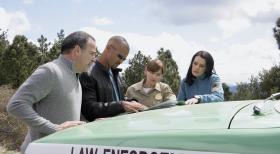 In den Wäldern vor Idaho verschwinden jedes Jahr im Frühling, kurz vor Eröffnung der Jagdsaison, Menschen, von denen einige tot aufgefunden werden. Die Profiler (v.l.n.r.: Mandy Patinkin, Shemar Moore, Laura Allen und Paget Brewster) werden bei der Aufklärung dieser rätselhaften Morde hinzugezogen ... © Touchstone Television