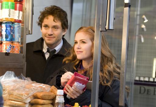Shopaholic - Die Schnäppchenjägerin - Werden sie zusammenfinden? Rebecca Bloomwood (Isla Fisher, r.) und Luke Brandon (Hugh Dancy, l.) ... © Touchstone Pictures and Jerry Bruckheimer, Inc. All Rights Reserved