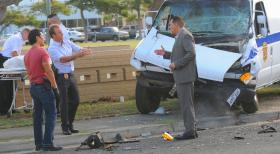 Hawaii Five-0 - Ein neuer Fall beschäftigt Chin (Daniel Dae Kim, l.), Danny (Scott Caan, M.) und Chief Fryer (Tom Sizemore, r.) ... © TM &   CBS Studios Inc. All Rights Reserved.