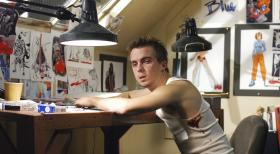 Der Comicbuchautors Jonny McHale (Frankie Muniz) ahnt nicht, dass er an einer posttraumatische Störung leidet und nachts mordend durch die Strassen rennt ... © Touchstone Television