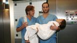 Klinik am Alex - Christian (Tobias Kay, l.) und Jens (Lee Rychter, r.) lassen sich in letzter Minute auf die risikoreiche Operation der kleinen Nina (India Fahey, liegend) ein. © Mosch Sat.1