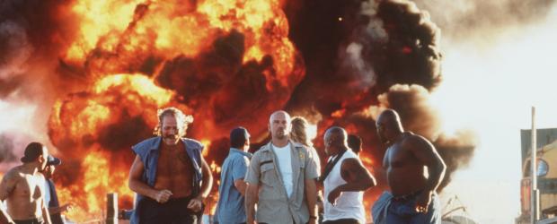 Con Air - Hemmungslose Killer: Cyrus 'The Virus' Grissom (John Malkovich, M.) und Jimmy Earl 'Swamp Thing' West (M. C. Gainey, l.). Eines Tages sollen die Schwerverbrecher mit einem Flugzeug der Con Air in ein neues Supergefängnis transportiert werden - schnell, unauffällig, sicher ... © Buena Vista International