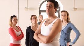Allein unter Frauen: Bastian (Bastian Pastewka) hat es geschafft, im Pilateskurs konsequent zu stören und alle Teilnehmerinnen gegen sich aufzubringen. Annette (Annette Frier, l.) und  Anne (Sonsee Neu, 2.v.l.) ... © SAT.1