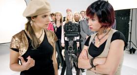 Weibsbilder - Die Fotografinnen (Judith Döker, l.; Sabine Menne, r.) sind unterschiedlicher Auffassung über die Motivgestaltung... © Frank Hempel Sat.1