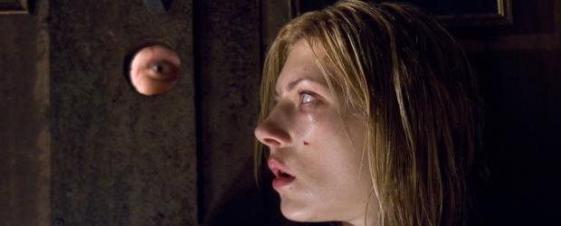 Kann Tabitha (Katheryn Winnick, r.) dem irren Clown (Keir O'Donnell, l.) noch entkommen? © 2009 Warner Bros.