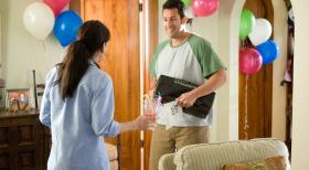 Bedtime Stories - Seit vier Jahren haben sich Skeeter (Adam Sandler, r.) und seine Schwester Wendy (Courteney Cox, l.) nicht mehr gesehen - doch das Wiedersehen gestaltet sich nicht so harmonisch wie erhofft ... © Disney