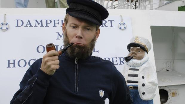 Sat.1 Der Ausflugsdampfer-Kapitän Mathias (Mathias Schlung) verwechselt das Deck mi...