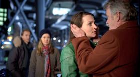 Auf Herz und Nieren - Haben den Wettlauf mit der Zeit gewonnen: David (Max von Pufendorf, l.) und Nina (Stefanie Stappenbeck, 2.v.l.), die Tochter (Jana Klinge, 2.v.r.) und Vater (Jürgen Heinrich, r.) wieder miteinander versöhnen können ... © Conny Klein SAT.1