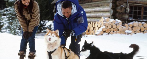 Snow Dogs - 8 Helden auf 4 Pfoten - In Begleitung der reizenden Barb (Joanna Bacalso, l.) gefällt es Ted (Cuba Gooding jr., r.) in seiner neuen Heimat Alaska ... © Disney Enterprises, Inc.