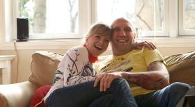 Patchwork Family - Seit zwei Wochen lebt die zehnköpfige Berliner Patchwork-Family um Fahrlehrer Michael (r.) und Polizistin Christina (l.) unter einem Dach. Noch fällt den Wahlverwandten das Zusammenleben schwer ... © SAT.1