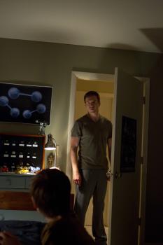 Homeland - Nicholas Brody (Damian Lewis, r.) versucht alles, um Chris (Jackson Pace, l.) von seinen Vaterqualitäten zu überzeugen ... © 2011 Twentieth Century Fox Film Corporation. All rights reserved.