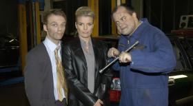 Ralf (l.) und Mirja (M.) erleben Abenteuerliches mit dem KFZ-Mechaniker Markus (r.) © Sat.1 Ralf (l.) und Mirja (M.) erleben Abenteuerliches mit dem KFZ-Mechaniker Markus (r.) © Sat.1
