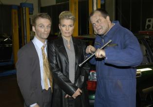 Ralf (l.) und Mirja (M.) erleben Abenteuerliches mit dem KFZ-Mechaniker Markus (r.) © Sat.1