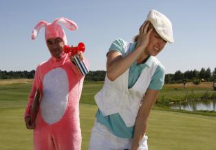 Two Funny - Die Sketch Comedy - Er (Alexander Schubert, l.) findet immer neue Mittel und Wege, seine Gegnerin (Judith Richter, r.) beim Golf abzulenken ... © Noreen Flynn Sat.1
