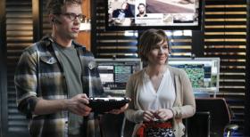 Navy CIS: L.A. - Stehen dem Team bei den Ermittlungen bei: Eric (Barrett Foa, l.) und Nell (Renée Felice Smith, r.) ... © CBS Studios Inc. All Rights Reserved.