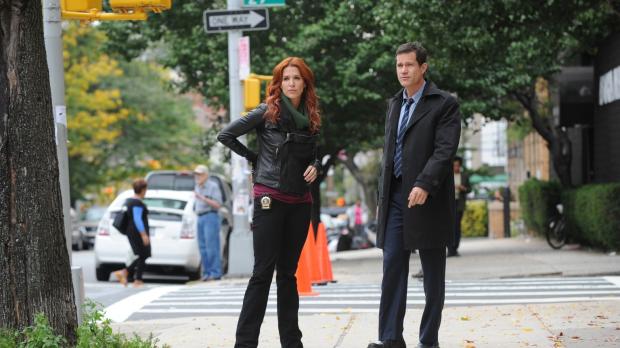2011 CBS Broadcasting Inc. All Rights Reserved. Ermitteln in einem neuen Mordfall: Carrie (Poppy Montgomery, l.) und Al (Dyla...