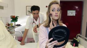 Two Funny - Die Sketch Comedy - Der Doktor (Alexander Schubert, l.) findet es völlig unnötig, dass Frau Hussmann (Judith Richter, r.) sich noch schminkt. Aber Männer haben davon ja keine Ahnung - dabei ist ein Röntgenbild doch auch eine Art Fototermin ... © Noreen Flynn Sat.1