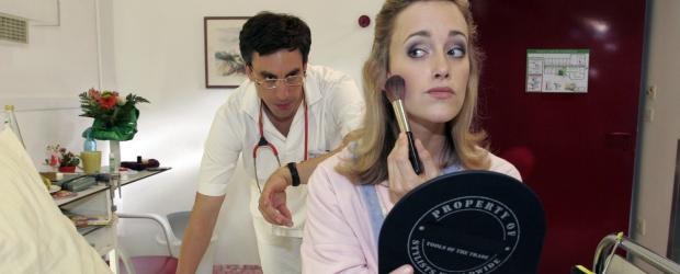 Two Funny - Die Sketch Comedy - Der Doktor (Alexander Schubert, l.) findet es völlig unnötig, dass Frau Hussmann (Judith Richter, r.) sich noch schminkt. Aber Männer haben davon ja keine Ahnung - dabei ist ein Röntgenbild doch auch eine Art Fototermin ... © Noreen Flynn Sat.1