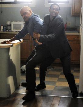 Hawaii Five-0 - Während Steve und seine Kollegen in einem neuen Fall ermitteln, taucht Wo Fat (Mark Dacascos, r.) in Joes (Terry O'Quinn, l.) Wohnung auf und es kommt zu einem spektakulären Kampf, denn anscheinend sind Steven und Joe mit ihrer Untersuchung Wo Fat zu nahe gekommen ... © TM &   CBS Studios Inc. All Rights Reserved.
