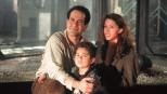 Bei einem entsetzlichen Feuer verlieren Arthur Kriticos (Tony Shalhoub, l.) und seine Kinder Kathy (Shannon Elizabeth, r.) und Bobby (Alec Roberts, M.) nicht nur ihr gesamtes Hab und Gut, sondern auch die geliebte Ehefrau und Mutter ... © 2003 Sony Pictures Television International. All Rights Reserved.
