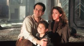 Bei einem entsetzlichen Feuer verlieren Arthur Kriticos (Tony Shalhoub, l.) und seine Kinder Kathy (Shannon Elizabeth, r.) und Bobby (Alec Roberts, M.) nicht nur ihr gesamtes Hab und Gut, sondern auch die geliebte Ehefrau und Mutter ... © 2003 Sony Pictures Television International. All Rights Reserved.
