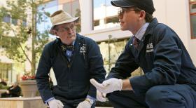 Bei den Ermittlungen in einem neuen Fall: Jimmy (Brian Dietzen, r.) und Ducky (David McCallum, l.) ... © CBS Television