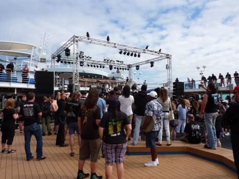 Was passiert, wenn 2000 Rocker und 40 Heavy Metal-Bands auf einem Kreuzfahrtschiff durch die Karibik schippern? Wird die Reise für die Besatzung ein "Cruise to Hell"? © SAT.1