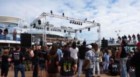Was passiert, wenn 2000 Rocker und 40 Heavy Metal-Bands auf einem Kreuzfahrtschiff durch die Karibik schippern? Wird die Reise für die Besatzung ein "Cruise to Hell"? © SAT.1
