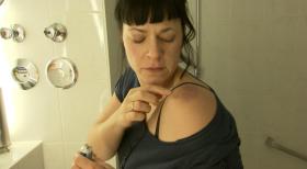 Schicksale - und plötzlich ist alles anders - Anne Lauer ist auf den ersten Blick eine glückliche Hausfrau und Mutter einer Tochter. Doch in ihren vier Wänden durchlebt die Ehefrau die Hölle: Wenn ihr Mann Jens von der Arbeit nach Hause kommt, wird er zum Monster ... © SAT.1