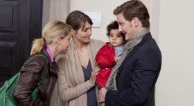 Ende gut, alles gut: Danni (Annette Frier, l.) hat für die kleine Momo (Angi Peters, 2.v.r.) in Paul (Holger Stockhaus, r.) und Sabine Steinhausen (Nicole Marischka, 2.v.l.) eine Familie gefunden ... © SAT.1