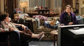Mike & Molly - Mikes Mutter Peggy (Rondi Reed, l.) macht es Molly (Melissa McCarthy, r.) nicht sehr leicht ... © Warner Bros. Television