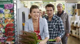 Ladykracher - Carmen (Anke Engelke, l.) und Frank (Daniel Wiemer, M.) spazieren durch einen Baumarkt. Aus dem geplanten Einkauf einer Kleinigkeit entwickelt sich ein unglaublicher Kaufrausch ... © Guido Engels SAT.1