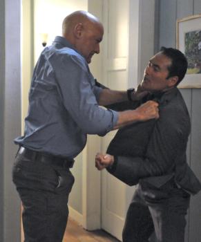 Hawaii Five-0 - Joe (Terry O'Quinn, l.) bekommt überraschend Besuch von Wo Fat (Mark Dacascos, r.) ... © TM &   CBS Studios Inc. All Rights Reserved.