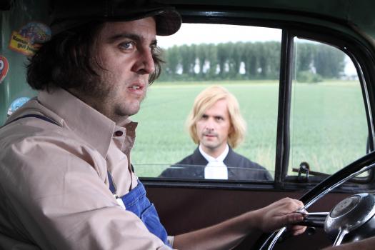 Das Band zwischen Anne und Bastian (Bastian Pastewka, l.) scheint endgültig zerschnitten. Ausgerechnet jetzt muss er mit dem eigenwilligen Christoph Maria Herbst (Christoph Maria Herbst, r.) für einen aufwändigen Film vor die Kamera. Christoph scheint jedoch ein offenes Ohr für Bastians Beziehungsprobleme zu haben ... © Sat.1
