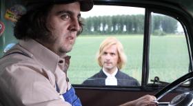 Das Band zwischen Anne und Bastian (Bastian Pastewka, l.) scheint endgültig zerschnitten. Ausgerechnet jetzt muss er mit dem eigenwilligen Christoph Maria Herbst (Christoph Maria Herbst, r.) für einen aufwändigen Film vor die Kamera. Christoph scheint jedoch ein offenes Ohr für Bastians Beziehungsprobleme zu haben ... © Sat.1