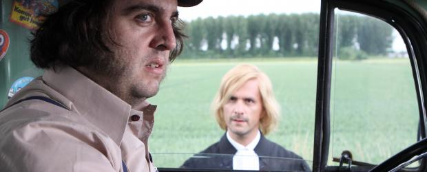 Das Band zwischen Anne und Bastian (Bastian Pastewka, l.) scheint endgültig zerschnitten. Ausgerechnet jetzt muss er mit dem eigenwilligen Christoph Maria Herbst (Christoph Maria Herbst, r.) für einen aufwändigen Film vor die Kamera. Christoph scheint jedoch ein offenes Ohr für Bastians Beziehungsprobleme zu haben ... © Frank Hempel Sat.1