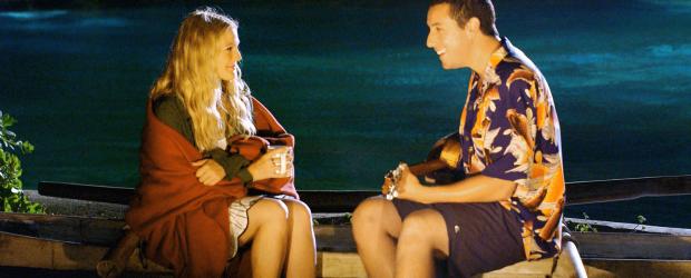 50 erste Dates - Obwohl auch Lucy (Drew Barrymore, l.) auf Henrys (Adam Sandler, r.) Charme anspringt, steht ihrer Romanze eine Kleinigkeit im Wege ... © Sony Pictures Television International. All Rights Reserved.