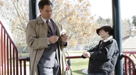 Noah (Braeden Lemasters, r.), der Sohn eines Navy-Kommandanten, findet auf dem heimischen Stützpunkt eine Waffe. Als seine Mutter sie entdeckt, meldet sie sich beim NCIS. Tony (Michael Weatherly, l.) spricht mit ihm, um mehr über den Fundort herauszufinden ... © CBS Television