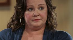 Mike & Molly - Die Grundschullehrerin Molly (Melissa McCarthy) leidet unter ihrem Übergewicht, zumal sowohl ihre Mutter als auch ihre Schwester rank und schlank sind ... © 2010 CBS Broadcasting Inc. All Rights Reserved.