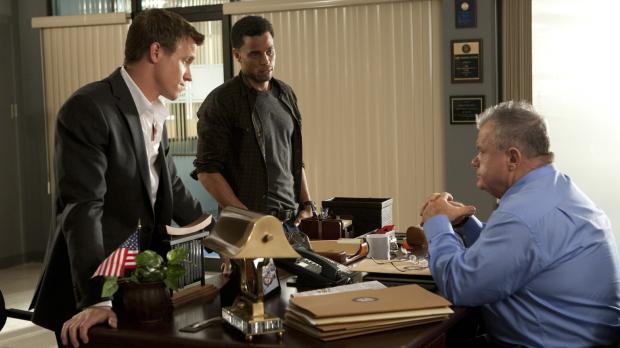 2012 USA Network Media, LLC Common Law - Als ein Cop bei einem Einsatz angeschossen wird, werden Travis (...