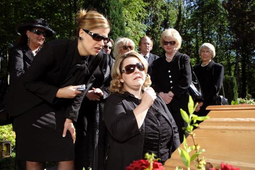 Weibsbilder - Beide Frauen (Judith Döker, l.; Mackie Heilmann, r.) haben einen großen Verlust zu beklagen ... © Frank Hempel Sat.1