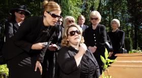 Weibsbilder - Beide Frauen (Judith Döker, l.; Mackie Heilmann, r.) haben einen großen Verlust zu beklagen ... © Frank Hempel Sat.1