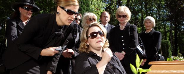 Beide Frauen (Judith Döker, l.; Mackie Heilmann, r.) haben einen großen Verlust zu beklagen ... © Frank Hempel Sat.1
