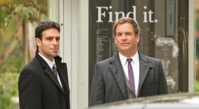Arbeiten zusammen, um Mossad Director Eli David zu beschützen: Mossad Officer Malachi Ben-Gidon (T.J. Ramini, l.) und DiNozzo (Michael Weatherly, r.) ... © CBS Television