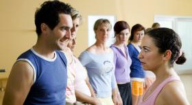 Frauenkurse! Schon mal gehört? Gibt´s immer häufiger! Weil Frauen halt gerne mit Frauen trainieren. Hört sich doch logisch an! Aber ist das nicht Männer-diskriminierend? (vorne v.l.n.r. Thomas Held, Shirin Soraya) © Sat.1