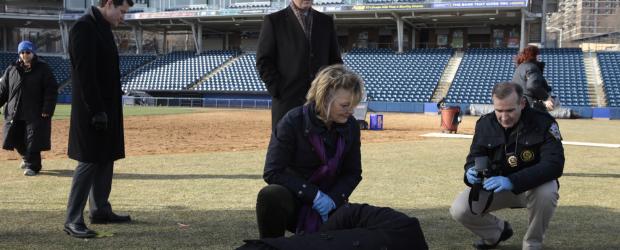 Unforgettable - Eine Leiche wird mitten auf einem Baseballfeld gefunden, doch ist es erst völlig unklar, wie sie dort hingekommen ist. Joanne Webster (Jane Curtin, 3.v.vorne), Al (Dylan Walsh, 2.v.l.) und Mike (Michael Gaston, hinten M.) beginnen sofort mit den Ermittlungen ... © 2011 CBS Broadcasting Inc. All Rights Reserved. Unforgettable - Eine Leiche wird mitten auf einem Baseballfeld gefunden, doch ist es erst völlig unklar, wie sie dort hingekommen ist. Joanne Webster (Jane Curtin, 3.v.vorne), Al (Dylan Walsh, 2.v.l.) und Mike (Michael Gaston, hinten M.) beginnen sofort mit den Ermittlungen ... © 2011 CBS Broadcasting Inc. All Rights Reserved.