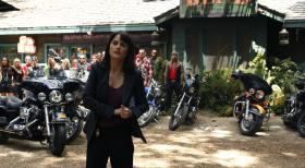 Während sich Patrick und Teresa (Robin Tunney) ins Stammlokal der "Sinner Saints" wagen und den Anführer McBride befragen, taucht  eine Frau auf dem Parkplatz vor dem Lokal auf und beschimpft die Gang als Mörder ... © Warner Bros. Television
