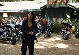 Während sich Patrick und Teresa (Robin Tunney) ins Stammlokal der "Sinner Saints" wagen und den Anführer McBride befragen, taucht  eine Frau auf dem Parkplatz vor dem Lokal auf und beschimpft die Gang als Mörder ... © Warner Bros. Television