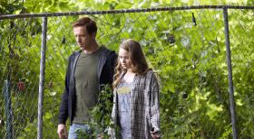 Homeland - Zu ihrem Vater Nicholas (Damian Lewis, l.) baut Dana (Morgan Saylor, r.) schnell ein gutes Verhältnis auf, aber ein wichtiges Geheimnis vertraut sie ihm noch nicht an ... © 2011 Twentieth Century Fox Film Corporation. All rights reserved.